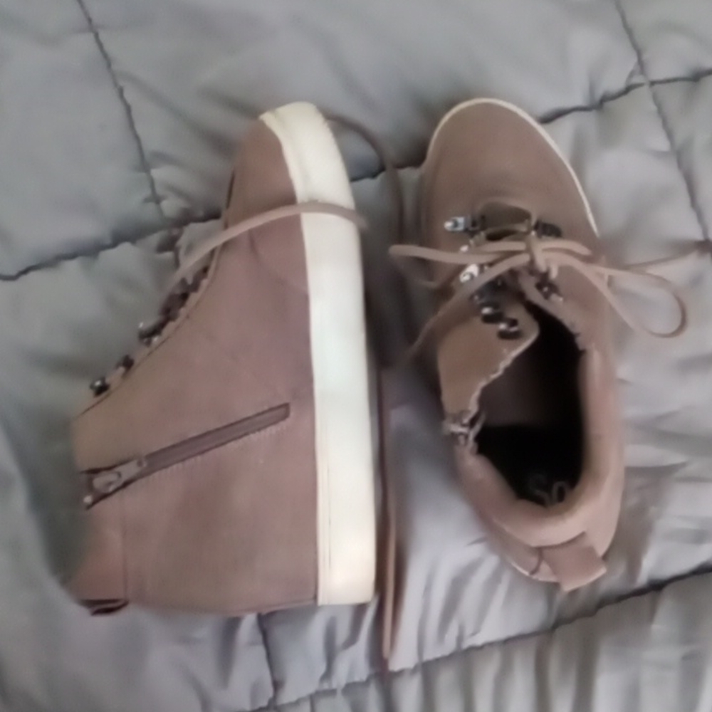 Woman's shoes